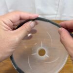 隙間テープを貼る