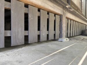 建屋外周の床下に入れる隙間がある木柵部
