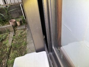 雨戸の戸袋の中にアシナガバチの巣