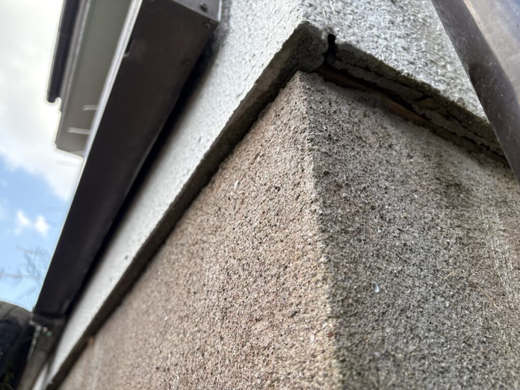 一般住宅の基礎と外壁の間にできた隙間