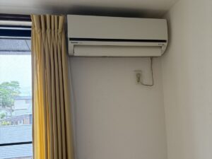 室内のエアコン下にコウモリのフンが落ちている