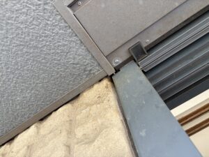 シャッター枠の隙間