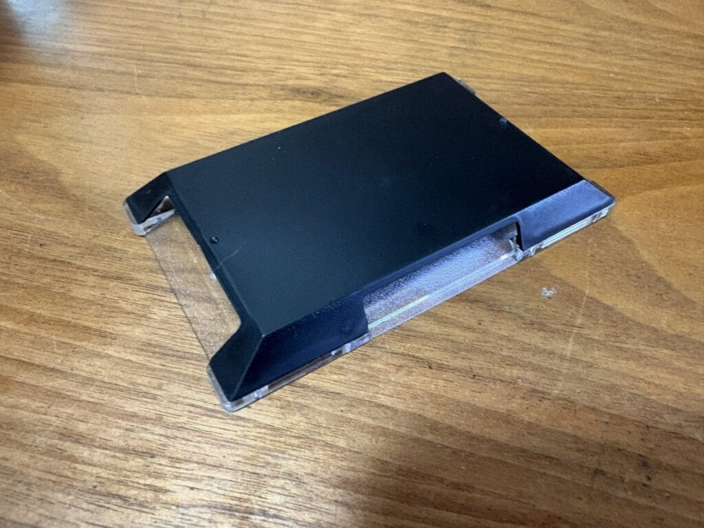 目立たないプラスチック製粘着トラップ