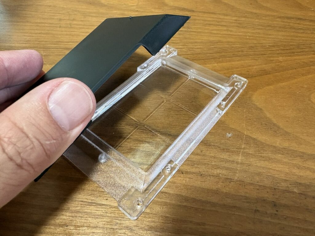 黒いフタを取ると中に粘着面がある
