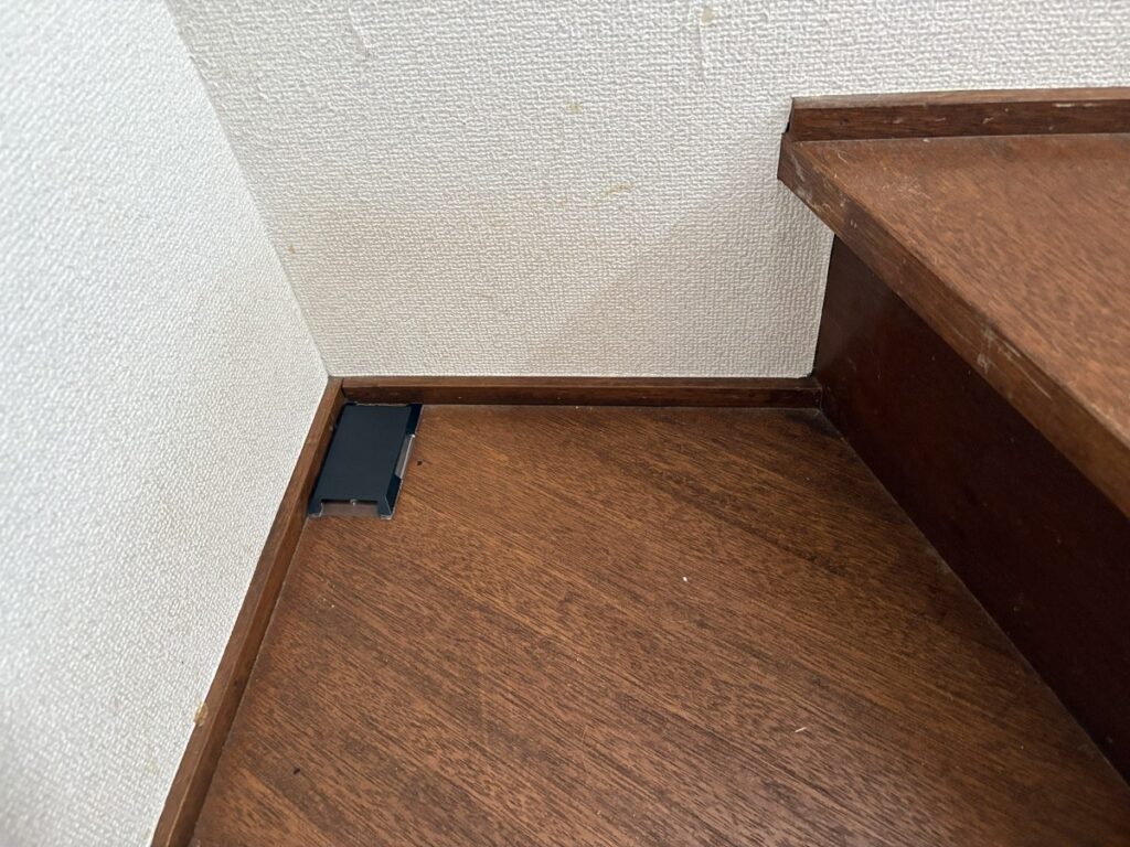 部屋の隅に置いても目立たない粘着トラップ