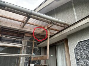 住宅ベランダにできたスズメバチの巣