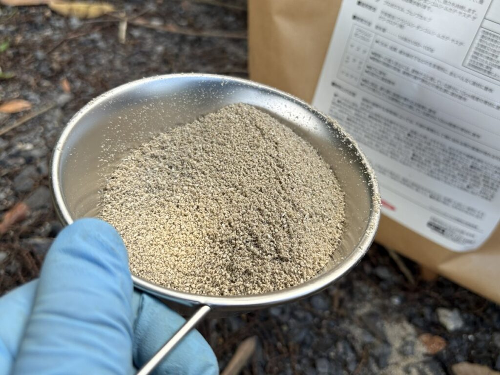 液体殺虫剤を散布後、粒剤も使用した