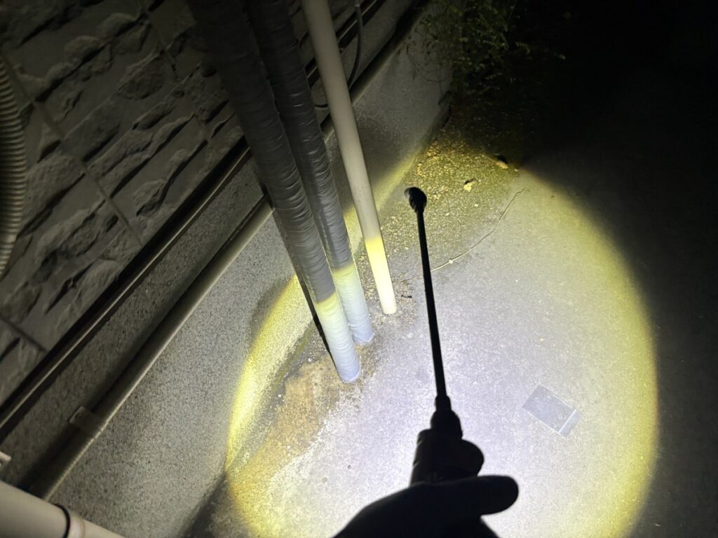 外周に液体殺虫剤ムシクリンFLを散布