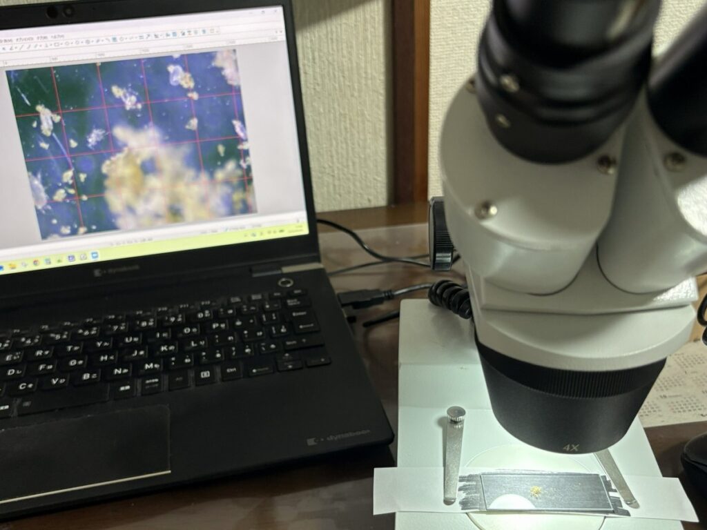 顕微鏡とパソコンを接続する電子接眼レンズを使用