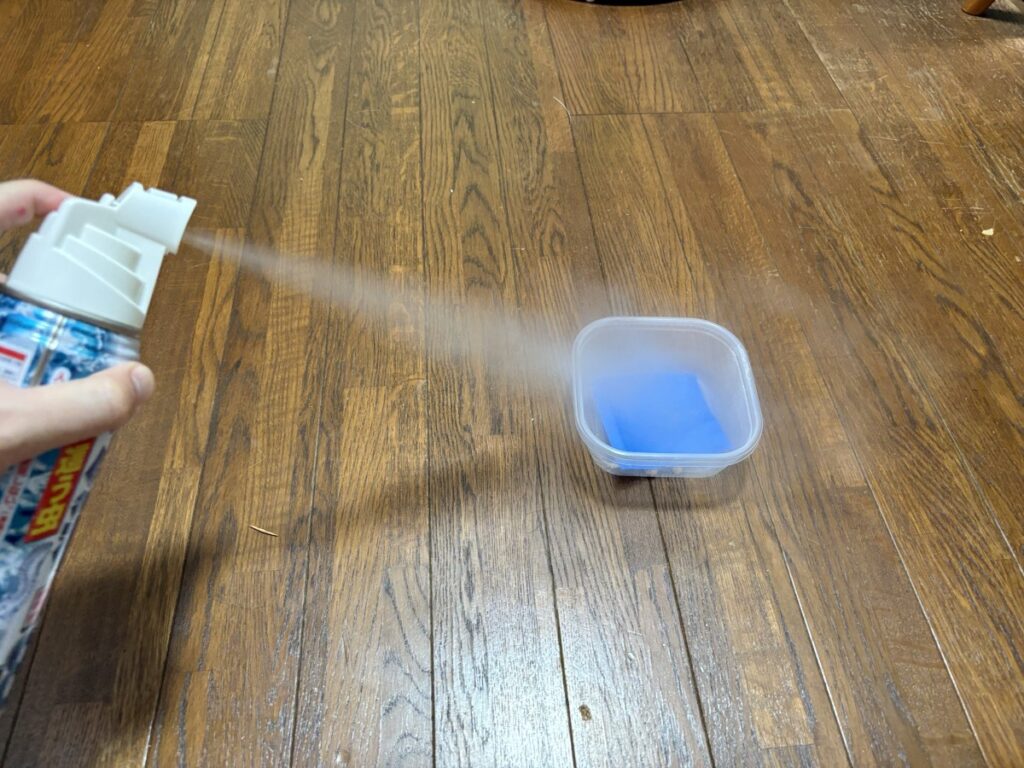凍殺ジェットを噴霧