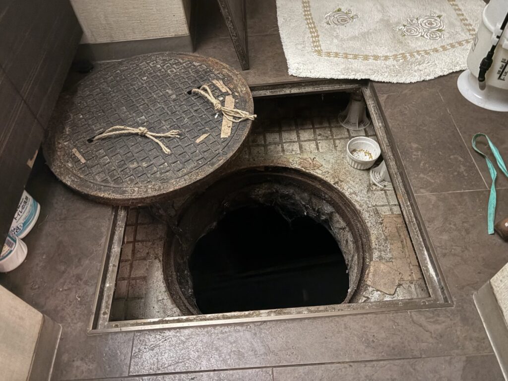床の点検口を開けるとマンホールがある