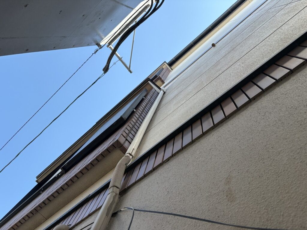 エアコン室外機とつなぐ配管カバーに隙間があった