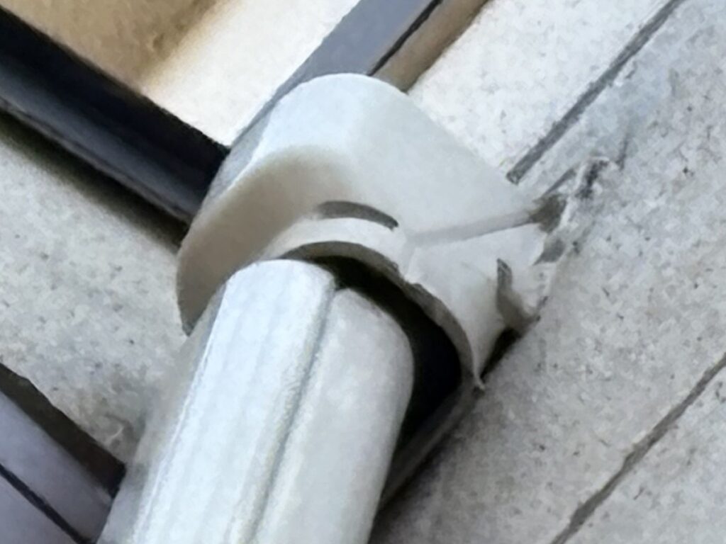 エアコン配管カバーの隙間拡大