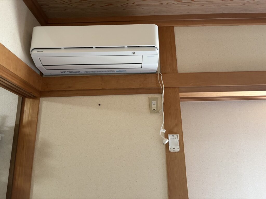 エアコン下の長押に入っていった