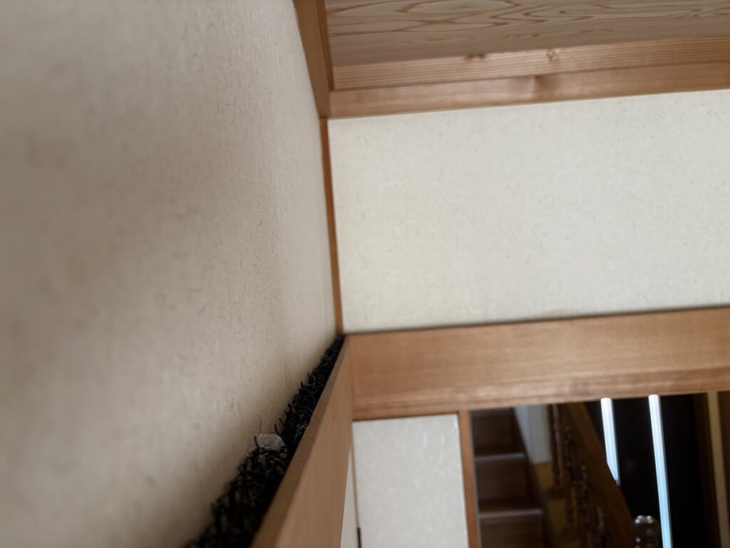 金網を詰め込んで隙間を塞いだ
