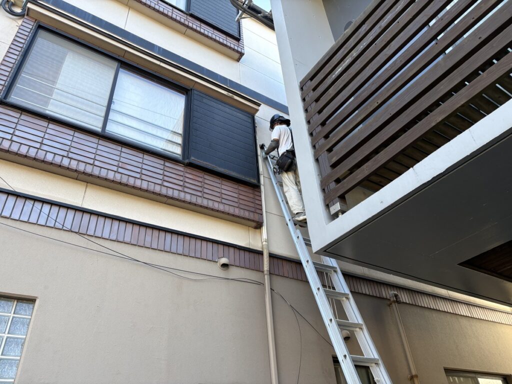エアコン配管の修繕工事をするヒロデンキさん