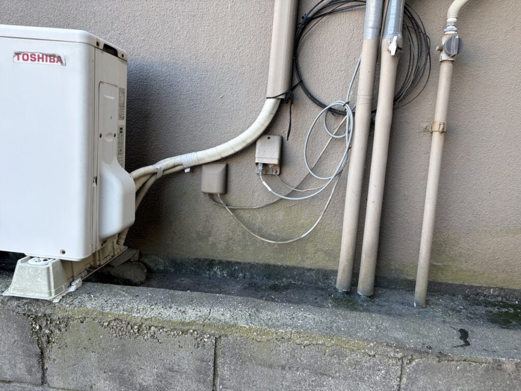 エアコン室外機近くの配管カバー